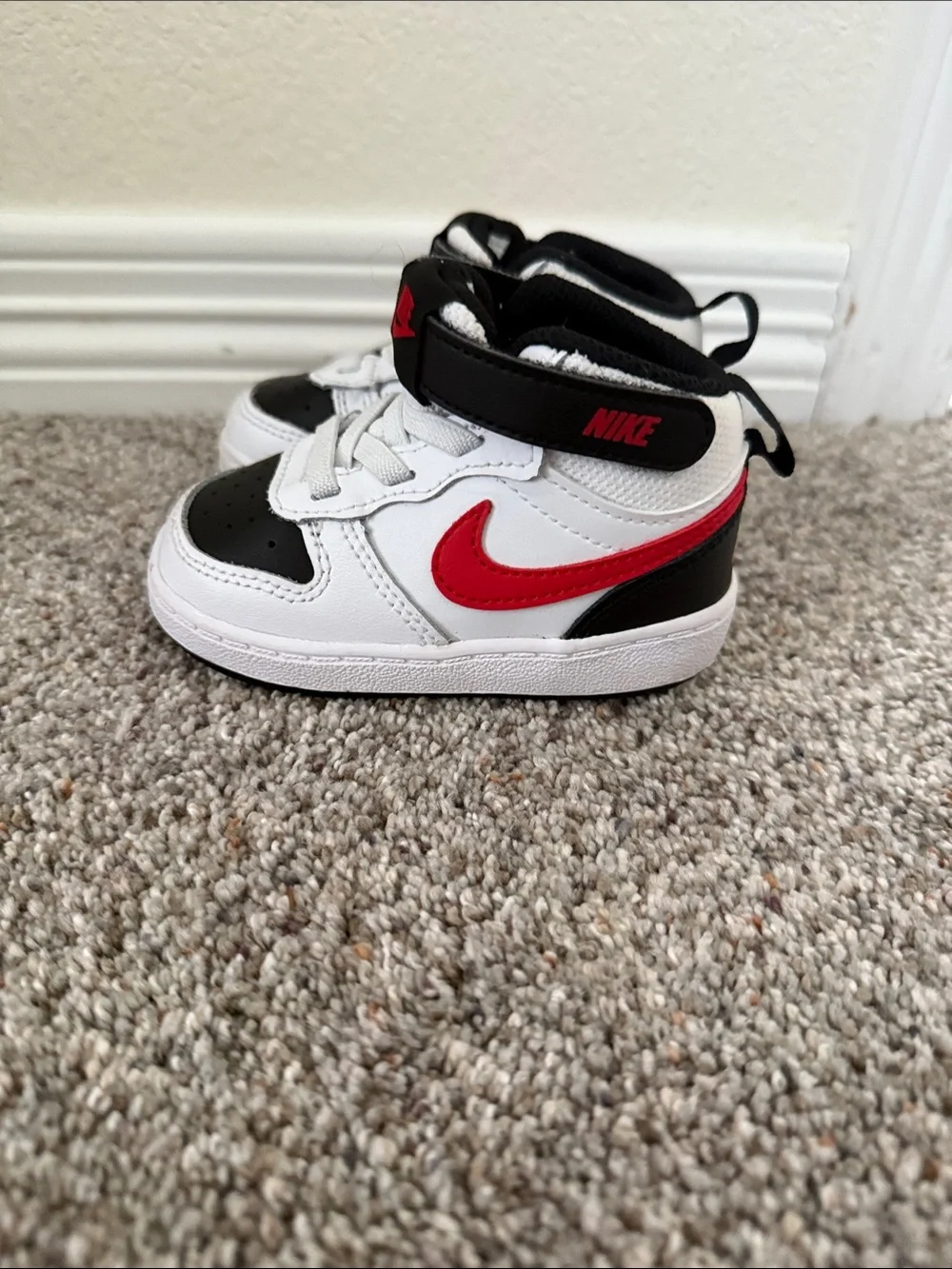 Nike Toddler Court Borough Mid 2 white/black/red size 5C
